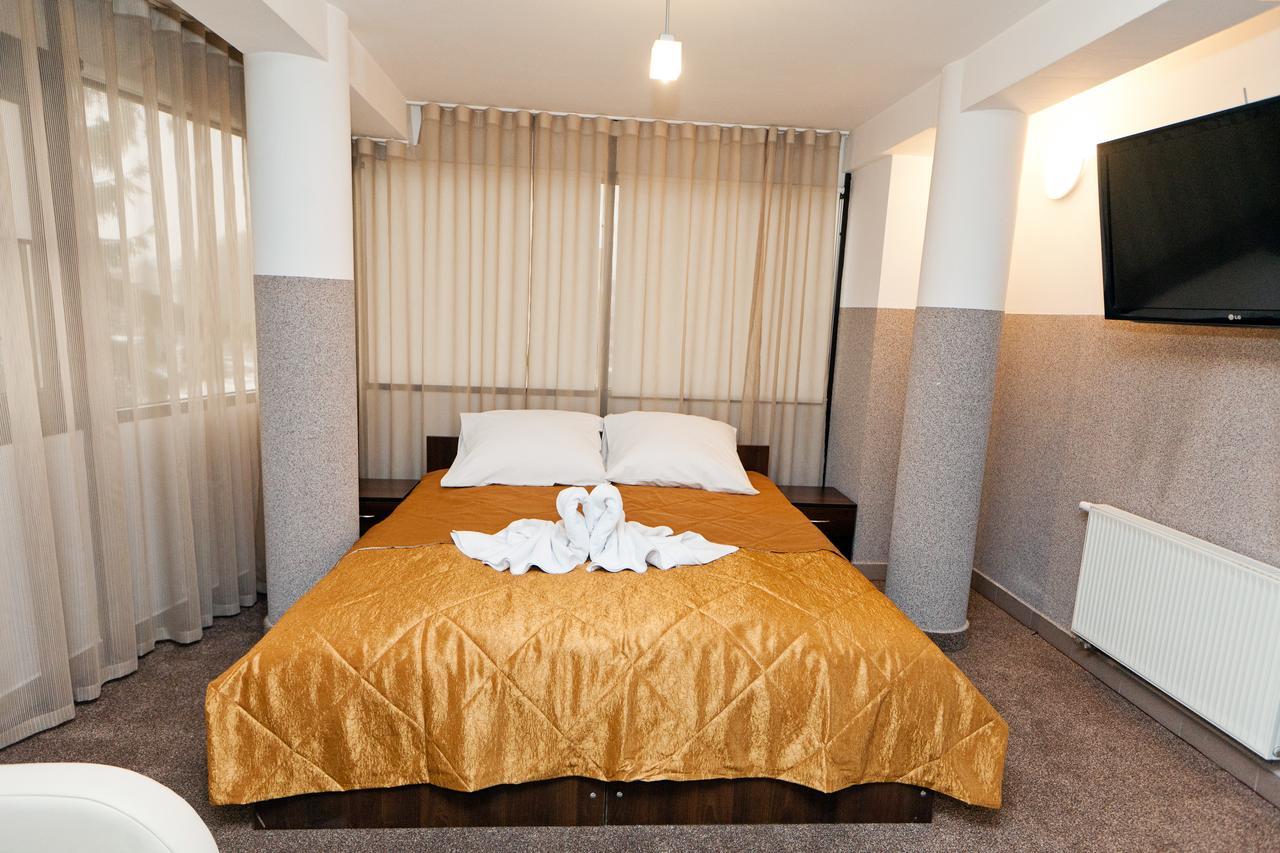 Hotel Turkus Jaroslaw Bagian luar foto